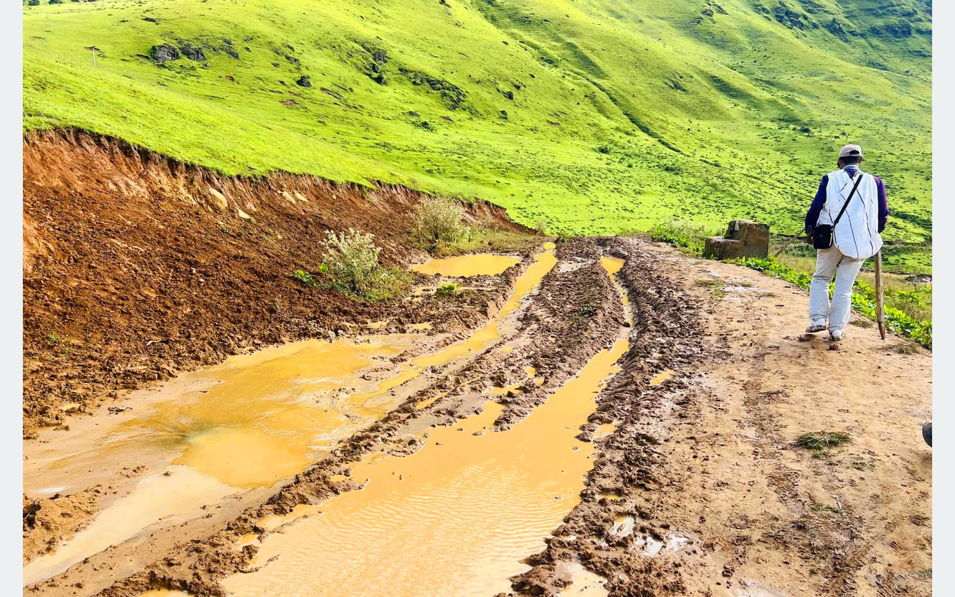 विकट गाउँको दुःख : बर्खामा सडक नचल्दा खाद्यान्न ढुवानीमा समस्या