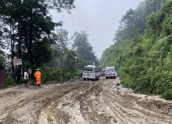 धुलिखेल–खावा सडक स्तरोन्नतिको काम समयमै  नहुँदा यात्रुलाई सास्ती