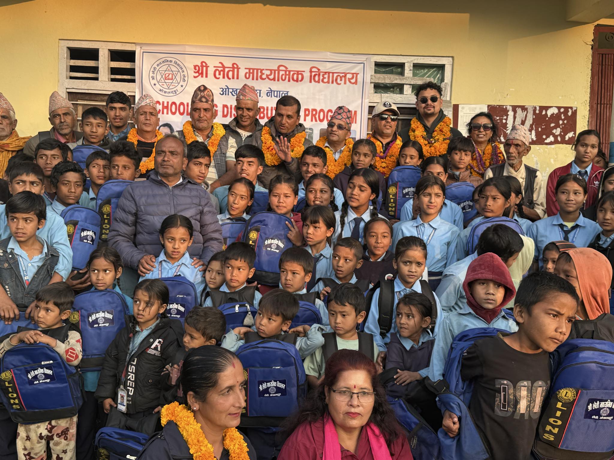 गुरु केदार बरालद्वारा ओखलढुङ्गाको लेती विद्यालयका बालबालिकालाई झोला वितरण (तस्बिरसहित)