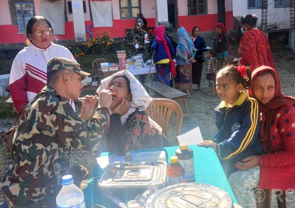 ताकममा सेनाको स्वास्थ्य शिविर स् करिब दुई सय जना लाभान्वित