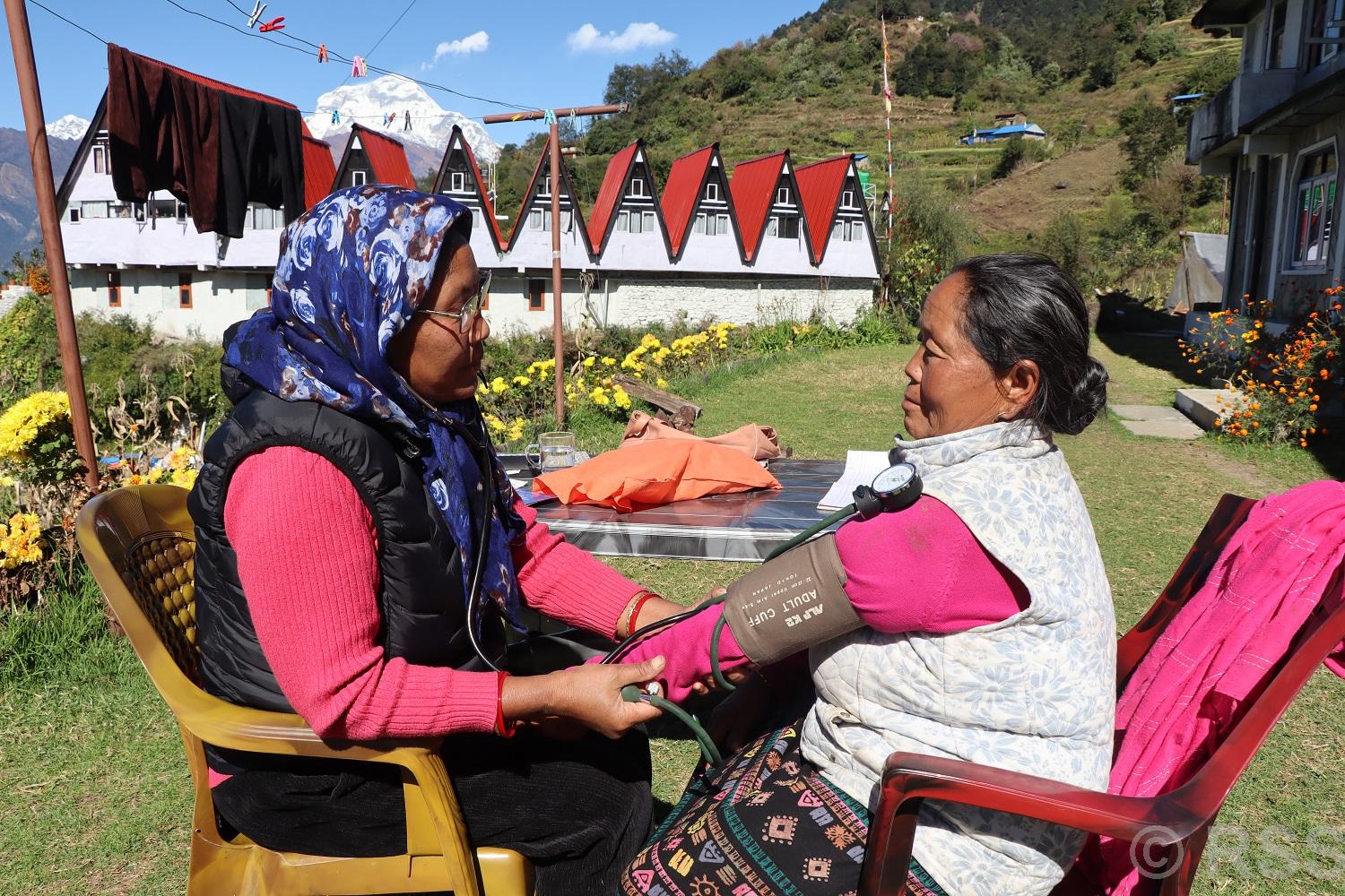 अन्नपूर्णमा टोल टोलमा पुगेर स्वास्थ्य परीक्षण