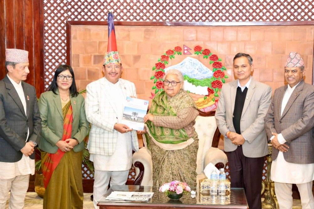 प्रधानमन्त्रीलाई निर्वाचन प्रतिवेदन हस्तान्तरण
