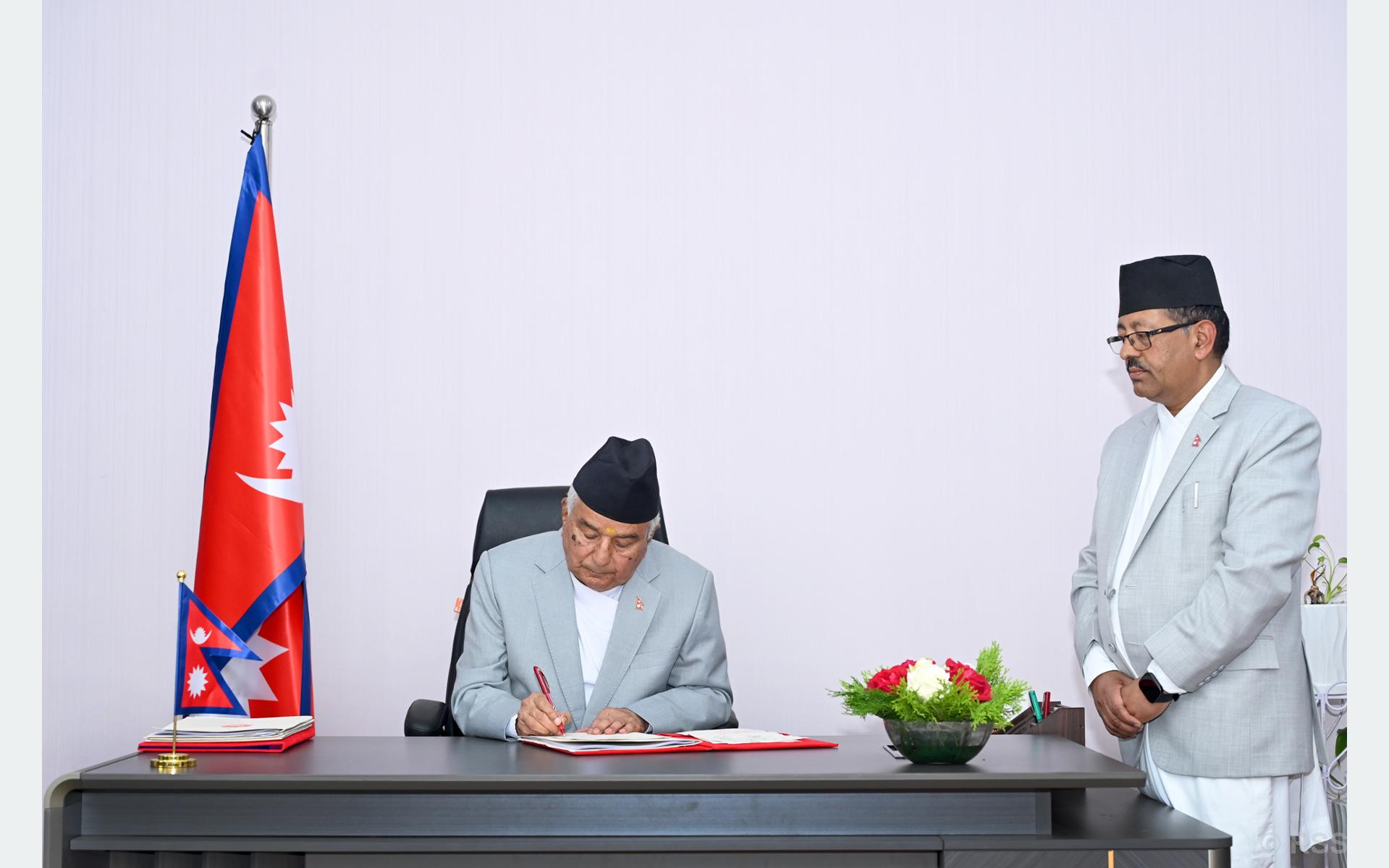 विभिन्न अध्यादेश जारी भएसँगै पदमुक्त हुँदै पदाधिकारीहरू