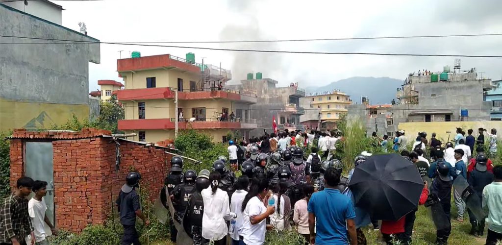 उग्र प्रदर्शनमा उत्रिएका जेनजी युवाहरूले माओवादी केन्द्रीय कार्यालयमा आगो लगाए