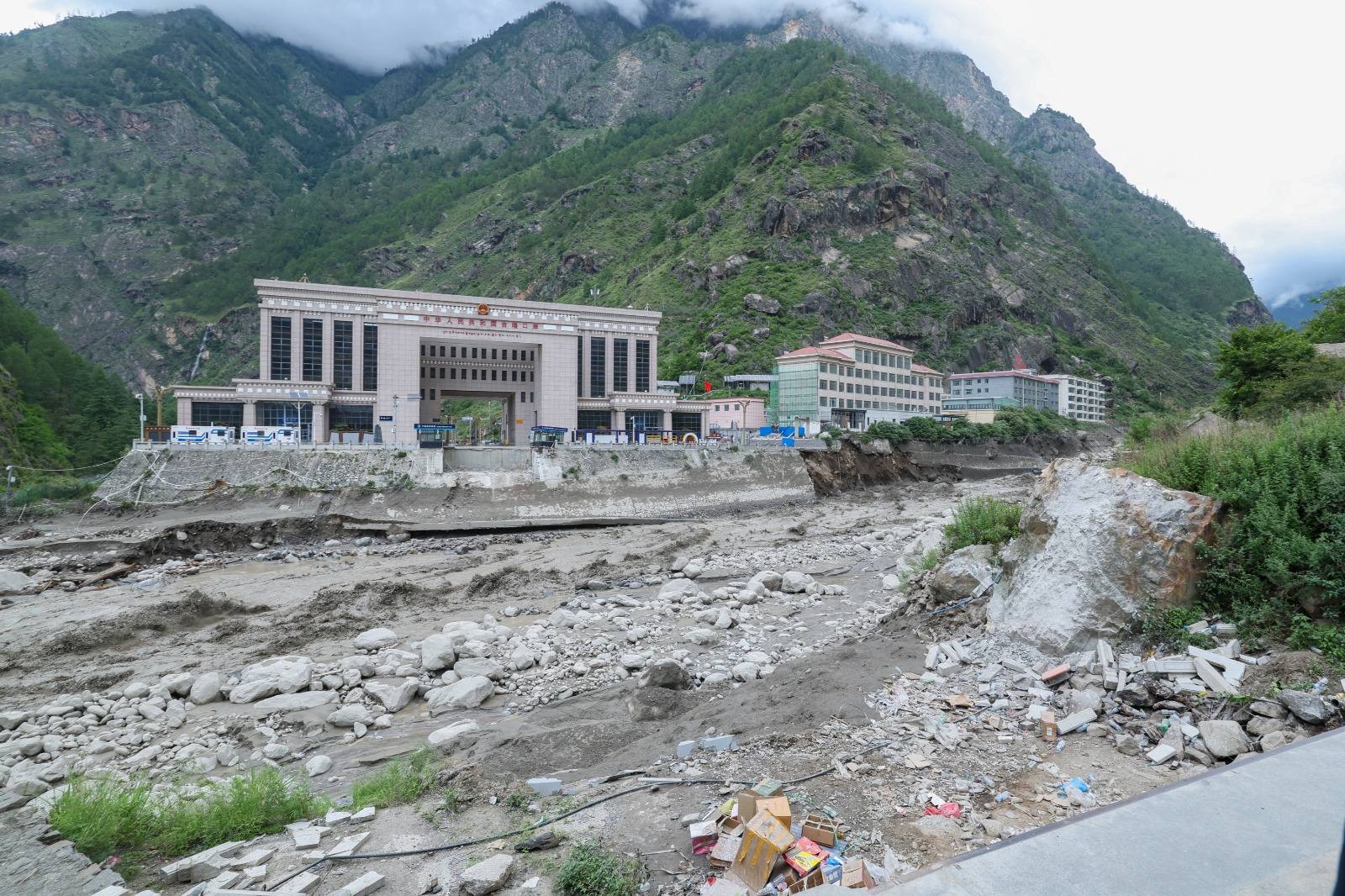 रसुवागढी नाकामा दुवैतर्फबाट सम्पर्क टुट्यो