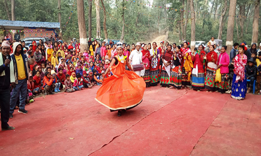झुम्रा नृत्य गर्दै थारु युवती