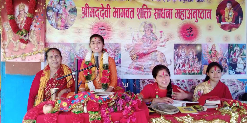 वाचक र पण्डित बन्दै बेसाहारा किशोरी