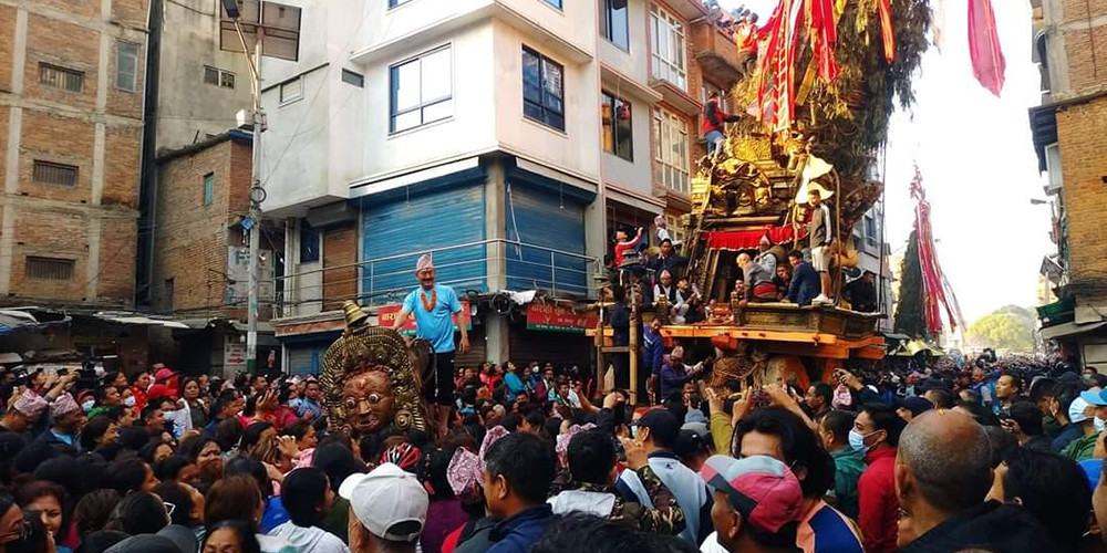 महिलाले ताने रातो मच्छिन्द्रनाथको रथ