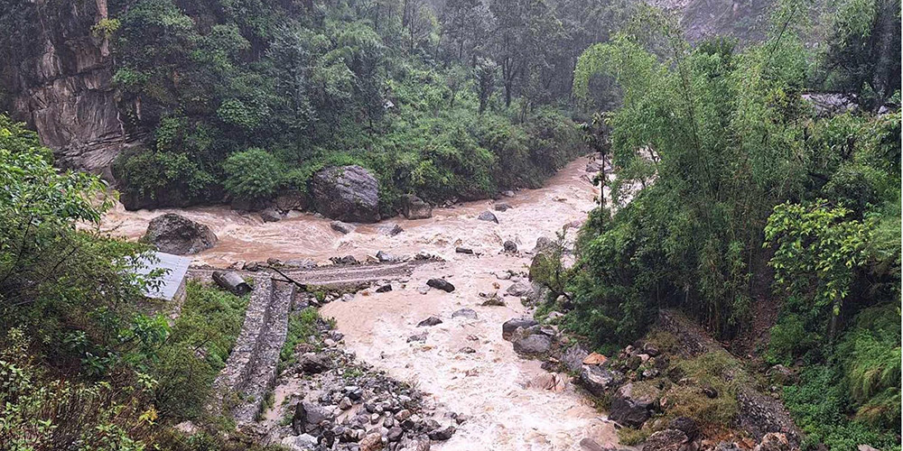 अब असोजसम्म गुड्दैनन् ग्रामीण सडकमा गाडी