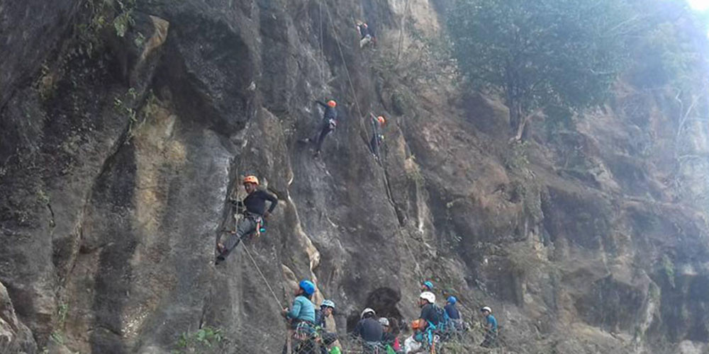 बन्दीपुरको चुनपहरामा चट्टान आरोहण