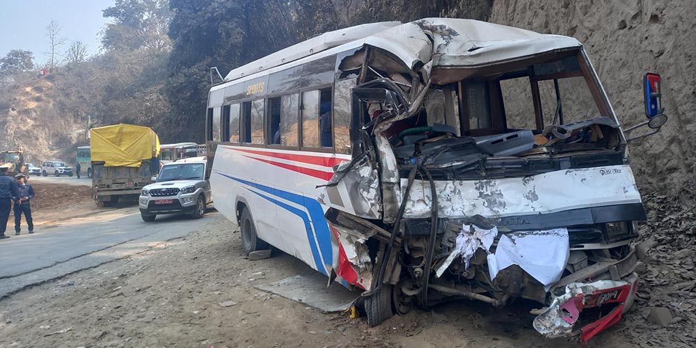 धादिङमा बस र ट्रक ठोक्किँदा २० जनाभन्दा बढी घाइते