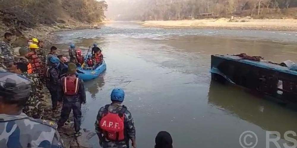 कपिलवस्तुबाट काठमाडौँ आउँदै गरेको बस दुर्घटना : ४ को मृत्यु, ३० जनाभन्दा बढी घाइते
