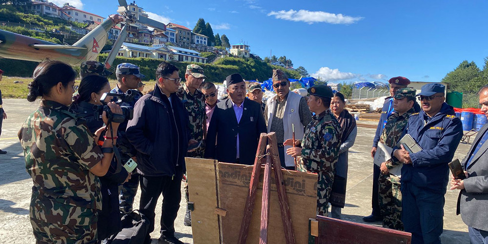 रक्षामन्त्री नेतृत्वको टोली बाढी प्रभावित खुम्बु क्षेत्रमा 