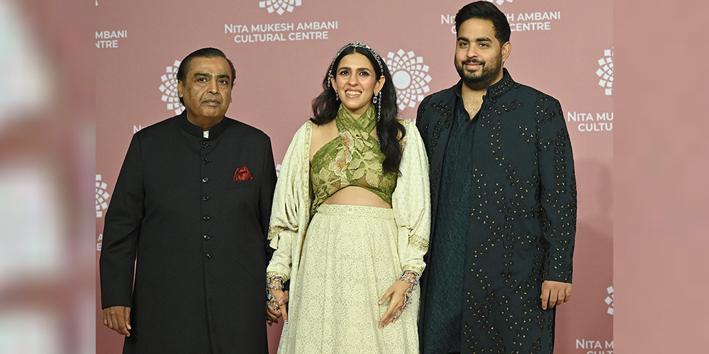 रिलायन्स इंडस्ट्रीजका अध्यक्ष एवं प्रबन्ध निर्देशक मुकेश अम्बानी, छोरा आकाश अम्बानी र बुहारी श्लोका मेहता