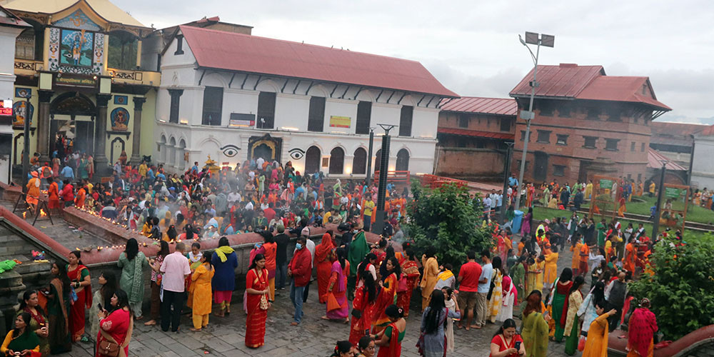 देशभरका शिवालयमा बिहानैदेखि भक्तजनको भीड