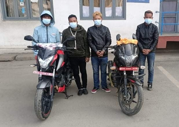 मोटर साइकल चोरी गर्ने चार पक्राउ