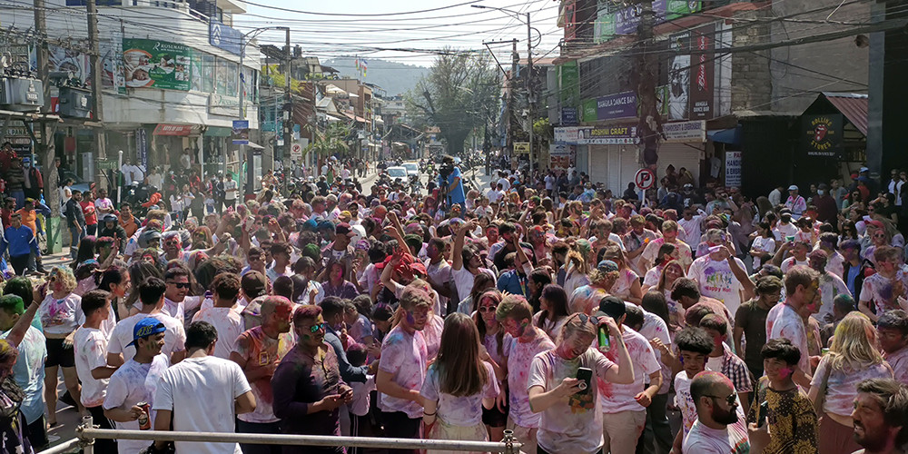 लेकसाइडमा रङमा रमाए पर्यटक