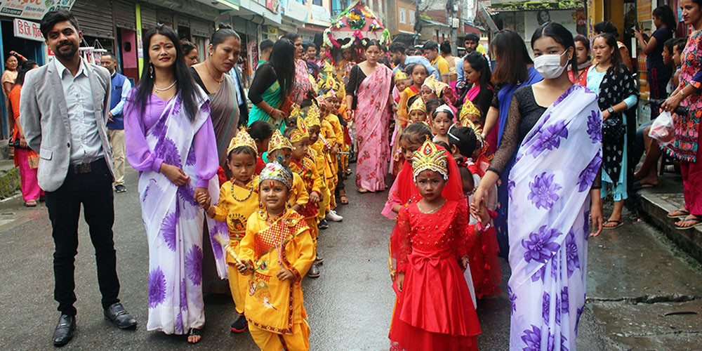 देशभरका श्रीकृष्णमन्दिरमा बिहानैदेखि भक्तजन पूजाआजा गर्दै