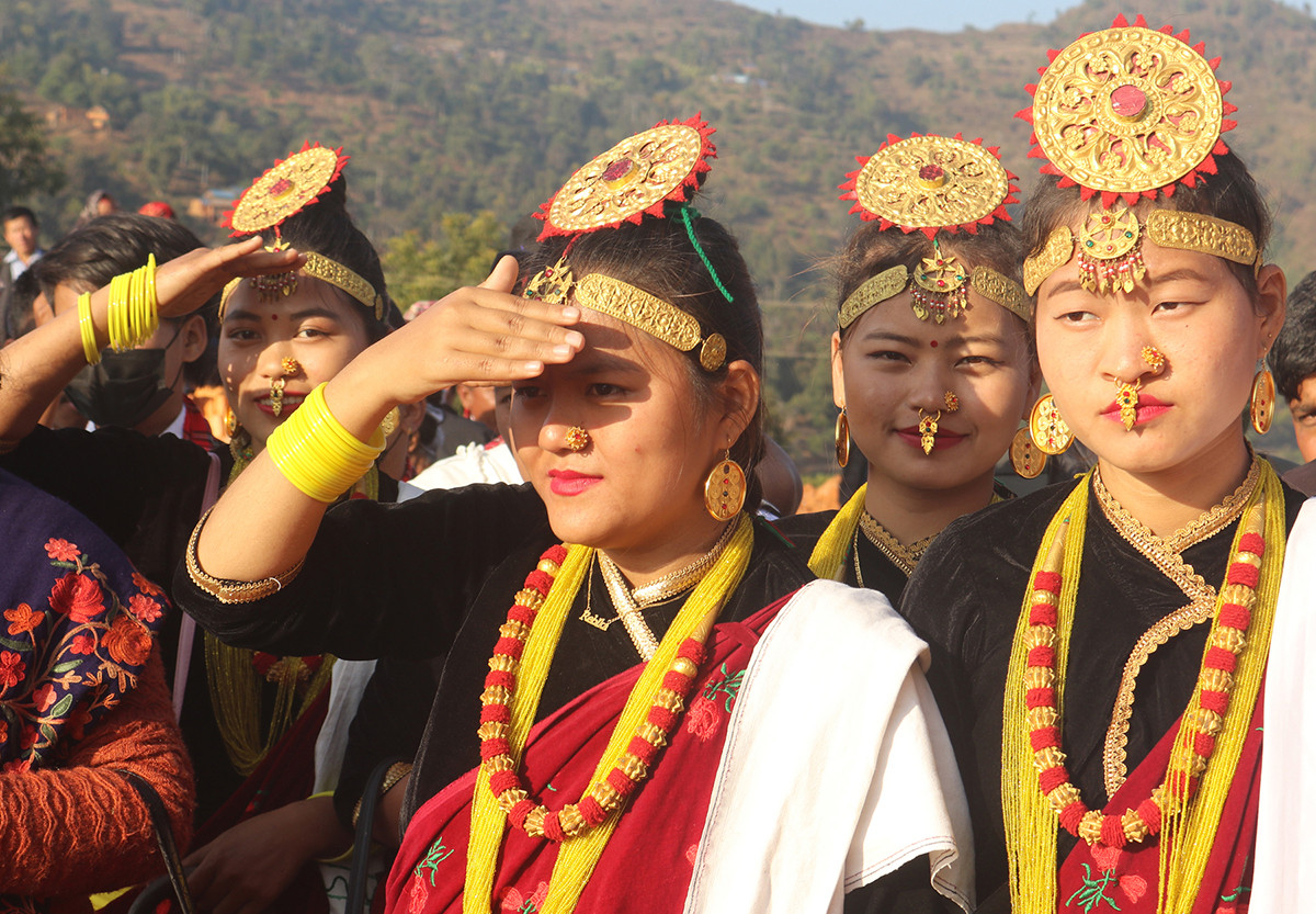 सांस्कृतिक पहिरनमा सजिएका मगर युवतीहरु