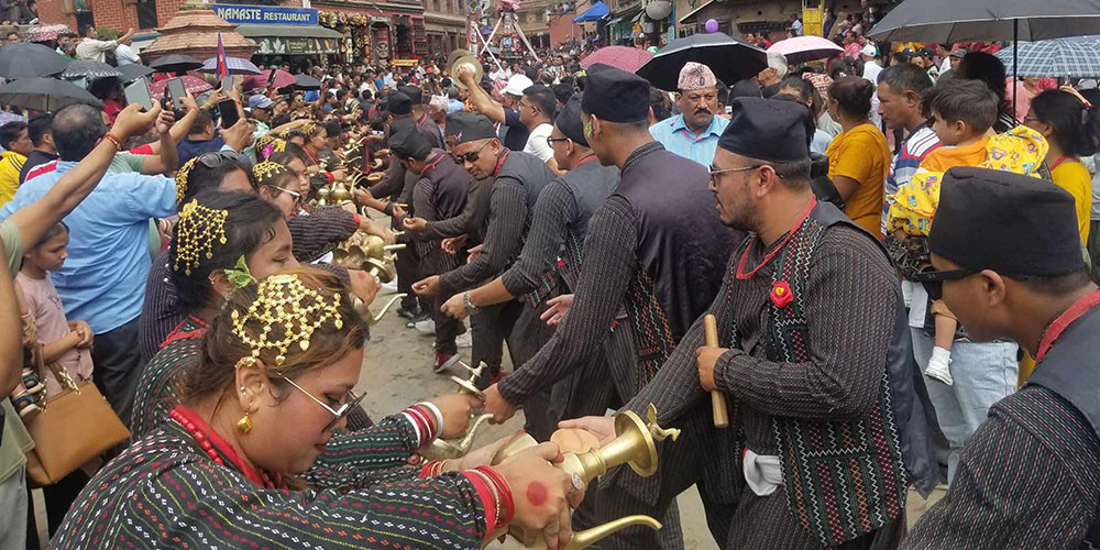 घिन्ताङघिसी नाचसहित टोलटोलबाट निकालियोे गाईजात्रा