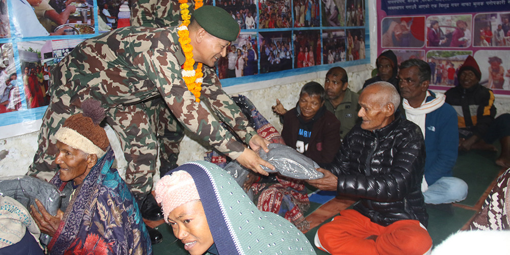सेनाद्वारा ज्येष्ठ नागरिक तथा बालबालिकालाई कपडा वितरण