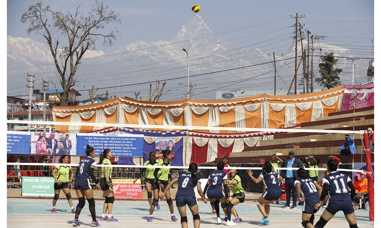 कोरोनाको पीडा भुलाउँदै पोखरामा शुरु भयो राष्ट्रिय महिला तथा पुरुष भलिबल