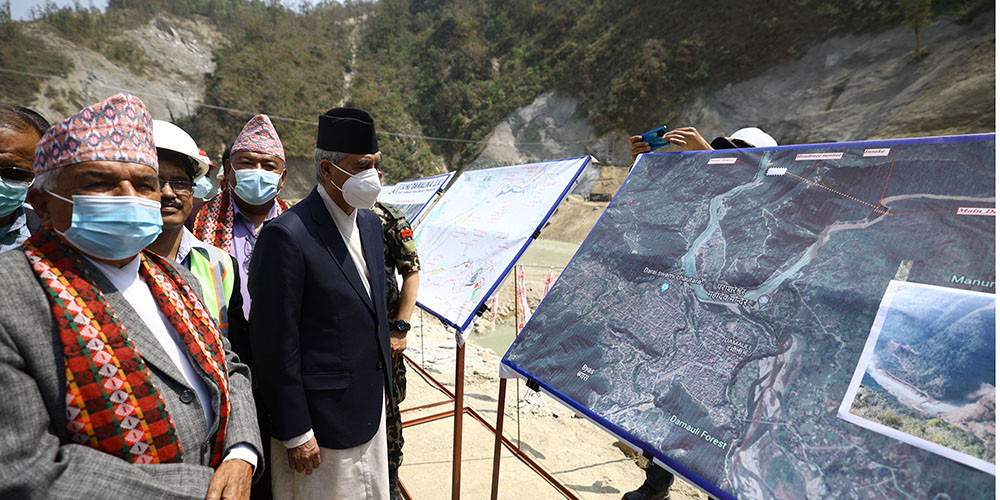 तनहुँ जलविद्युत् आयोजनाको बाँधस्थल अवलोकन गर्दै प्रधानमन्त्री देउवा