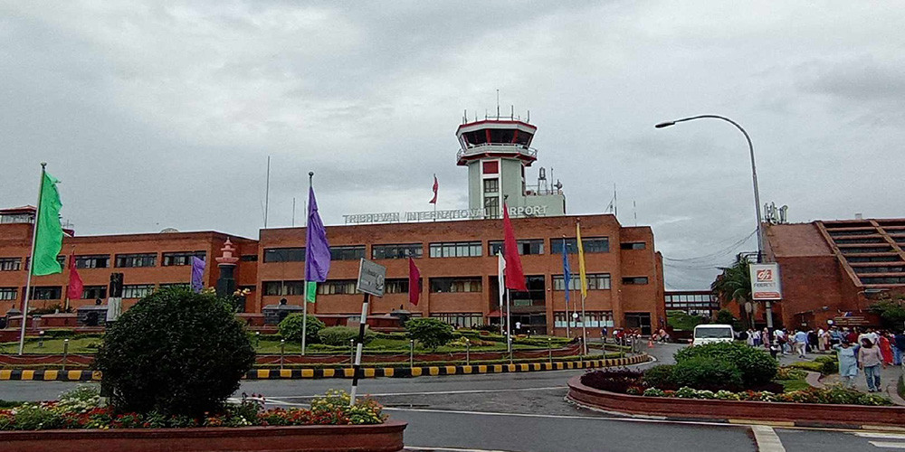 विदेशी मुद्रासहित विमानस्थलबाट २ जना पक्राउ