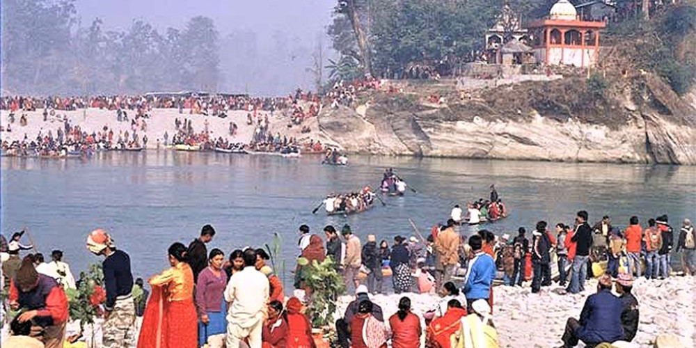 देवघाटमा शतबीज छर्न भक्तजनको घुइँचो