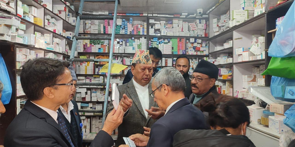 म्याद गुर्जेको औषधि भेटेपछि वीर अस्पताल बाहिर सञ्चालित २ वटा फार्मेसी बन्द