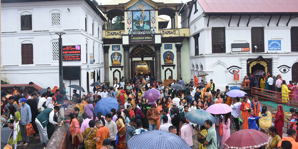 आज साउनको अन्तिम सोमबार, शिवालयमा श्रद्धालुहरुको घुइँचो