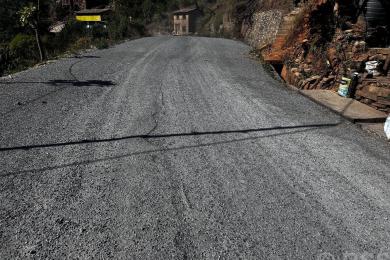 रत्नेचौर–भकुण्डे सडकः योजना पुरा नहुँदै कालोपत्र सडकमा खाल्डा पर्न थाल्यो