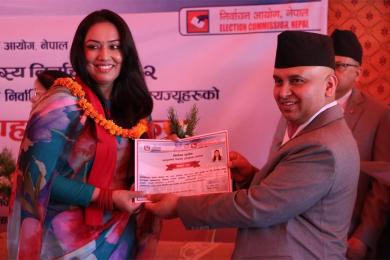 समानुपातिक सांसदले पाए निर्वाचित भएको प्रमाणपत्र