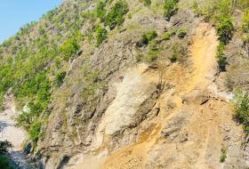 सडकको चट्टान फोर्न ‘केमीकल’ प्रयोग गरिने