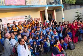 ओखलढुंगाको लेती माध्यामिक विद्यालयमा गुरु केदार बरालद्वारा झोला वितरण