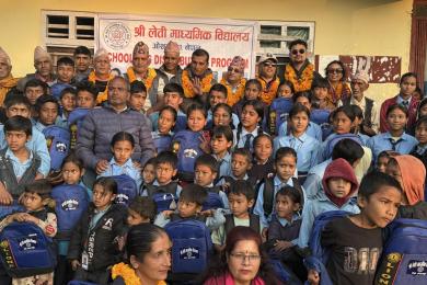 गुरु केदार बरालद्वारा ओखलढुङ्गाको लेती विद्यालयका बालबालिकालाई झोला वितरण (तस्बिरसहित)