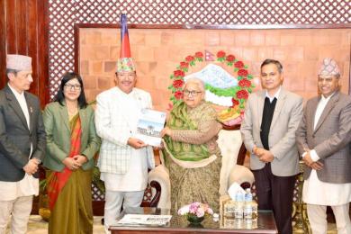 प्रधानमन्त्रीलाई निर्वाचन प्रतिवेदन हस्तान्तरण