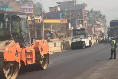 मुग्लिन पोखरा सडक : दमौली बजारस्थित बागबजार खण्डमा दोस्रो चरणको कालोपत्र सुरु