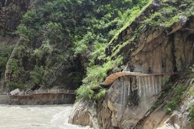 सब्बलको भरमा चट्टान फुटाएर घोरेटो बाटो निर्माण
