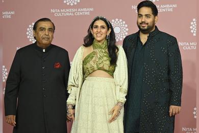 रिलायन्स इंडस्ट्रीजका अध्यक्ष एवं प्रबन्ध निर्देशक मुकेश अम्बानी, छोरा आकाश अम्बानी र बुहारी श्लोका मेहता