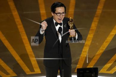 ‘एभ्रिथिङ एभ्रिह्वेयर’लाई सर्वश्रेष्ठ फिल्मसहित सात विधामा ओस्कार अवार्ड (फोटो फिचर) 