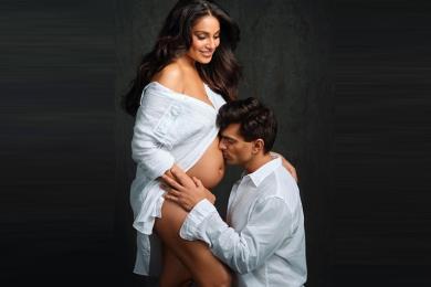 आमाबाबु बन्दै बलिउडको हट जोडी 