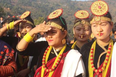 सांस्कृतिक पहिरनमा सजिएका मगर युवतीहरु